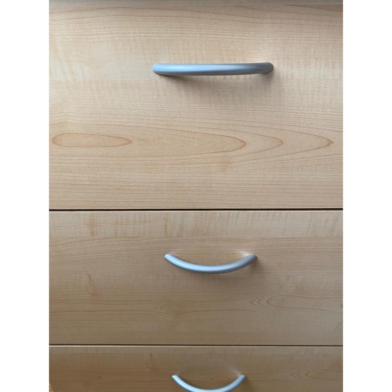 Praktisch groot houten bureau met 3 grote lades