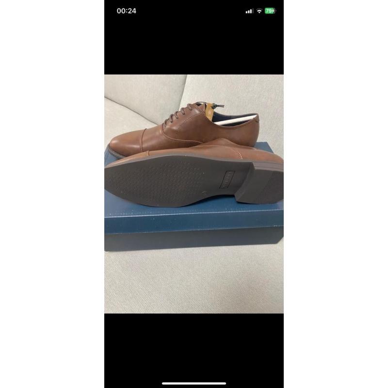 Chaussures classique neuf emballé taille 42