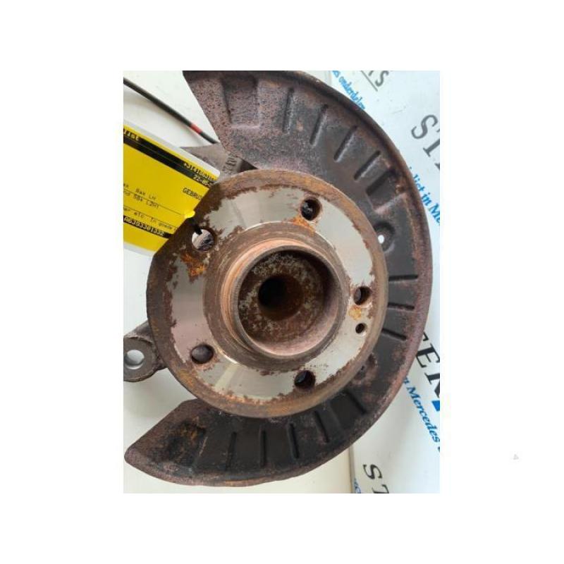 Fusee rechts-voor van een Mercedes Vito