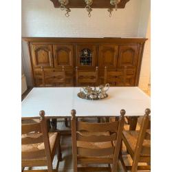 Eiken lange kast en barkast en tafel met 6 stoelen