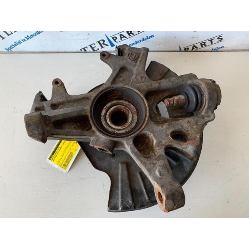 Fusee links-voor van een Mercedes ML-Klasse