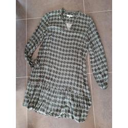 Kleedje 42 b joung 8€