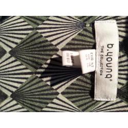 Kleedje 42 b joung 8€