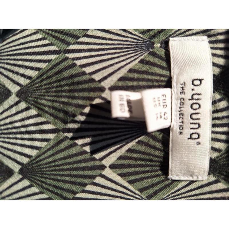 Kleedje 42 b joung 8€
