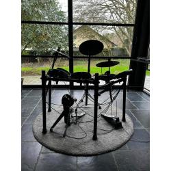 Batterie ALESIS NITRO DRUM MODULE + Tabouret TAMA 1st chair