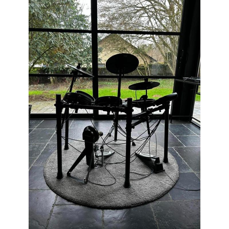 Batterie ALESIS NITRO DRUM MODULE + Tabouret TAMA 1st chair