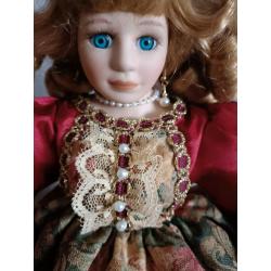 Porseleinen pop " Kate" op staander