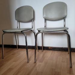 Paar grijze kunstleren stoelen met chromen onderstel
