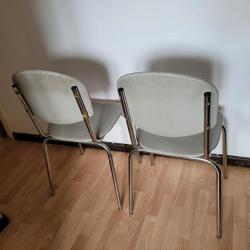 Paar grijze kunstleren stoelen met chromen onderstel