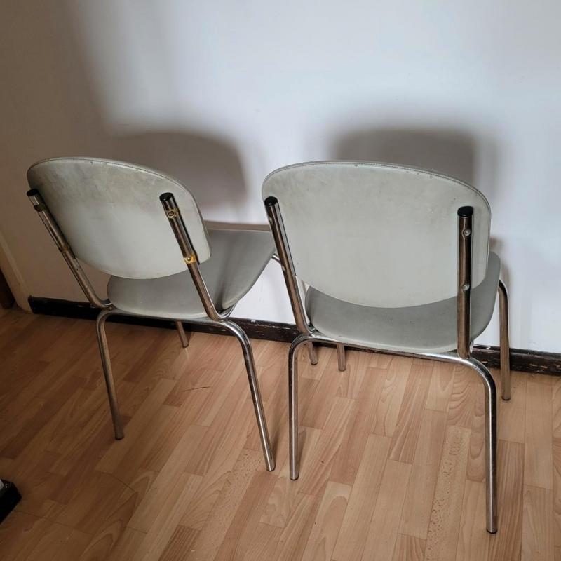 Paar grijze kunstleren stoelen met chromen onderstel