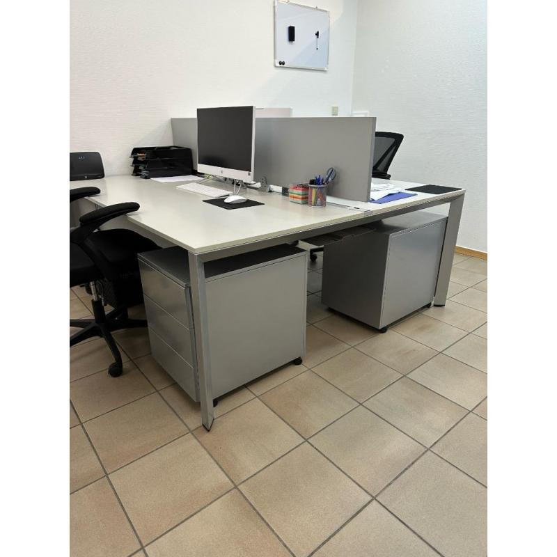 Bureau met 2 kastjes erbij