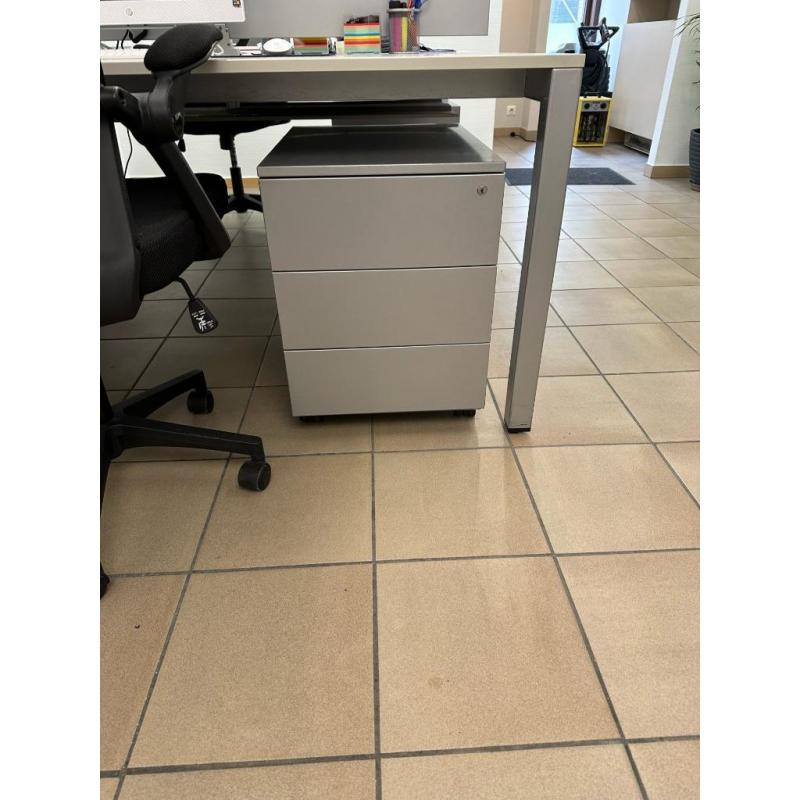 Bureau met 2 kastjes erbij