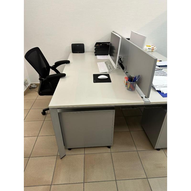 Bureau met 2 kastjes erbij