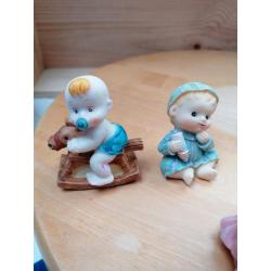 8 stenen beeldjes. Pierrot, kat, varken, baby, clown