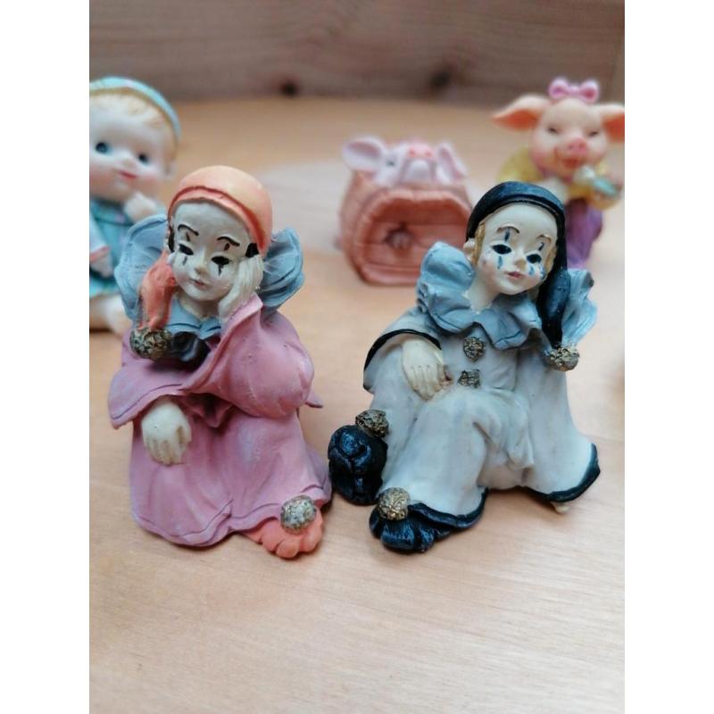 8 stenen beeldjes. Pierrot, kat, varken, baby, clown