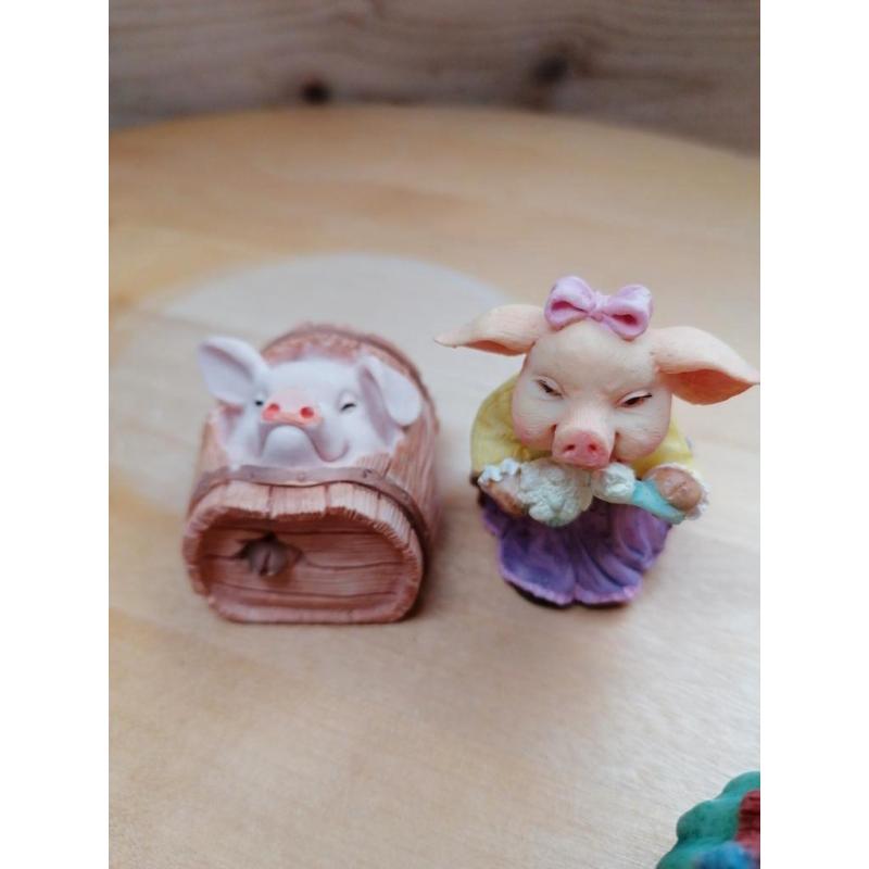 8 stenen beeldjes. Pierrot, kat, varken, baby, clown