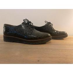 Slangenprint in zwarte lederen lak. Maat 38, als nieuw!