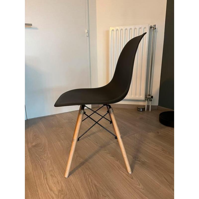 8 eetkamerstoelen zwart met houten poten