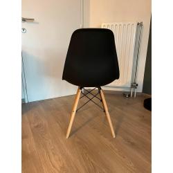 8 eetkamerstoelen zwart met houten poten