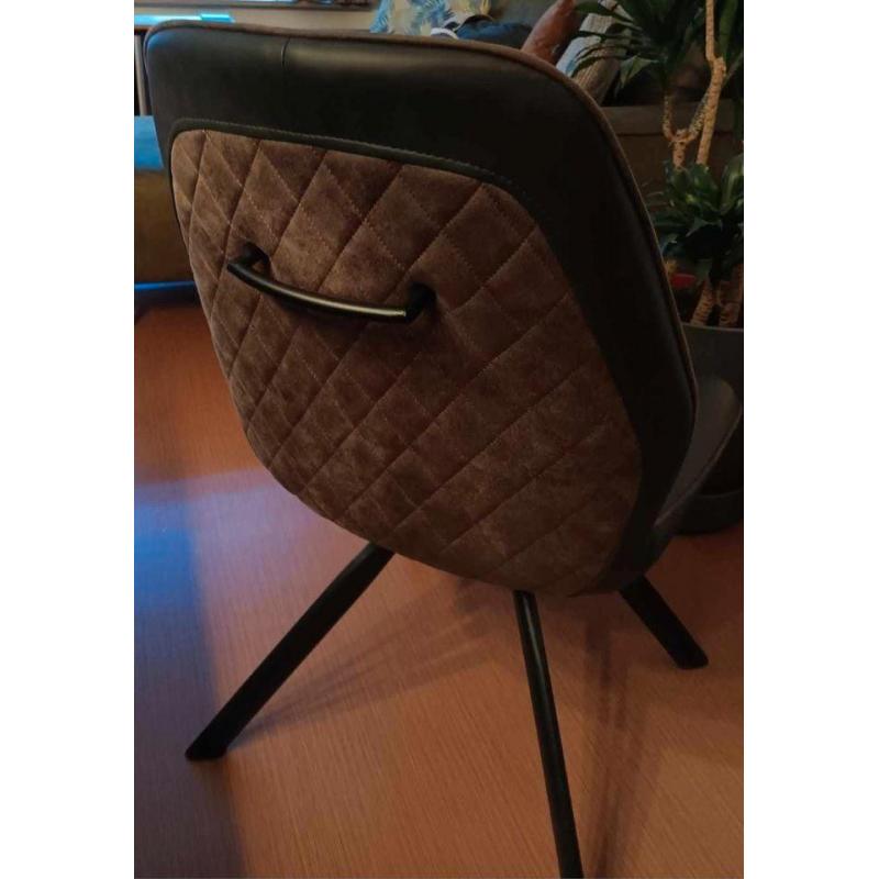 houten eettafel met zwarte poten en 6 stoelen