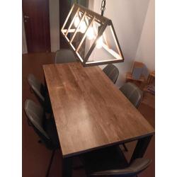 houten eettafel met zwarte poten en 6 stoelen