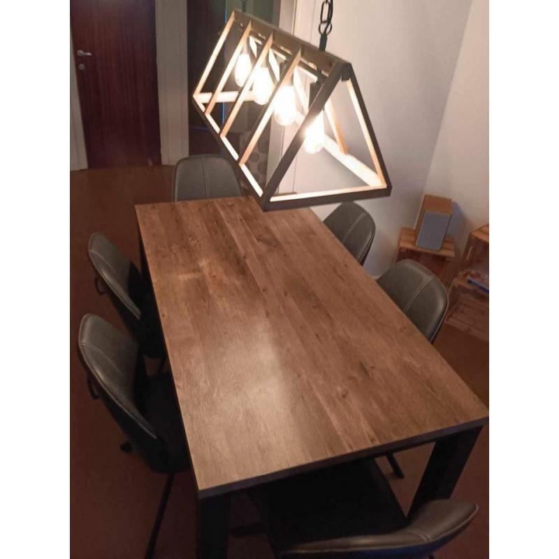 houten eettafel met zwarte poten en 6 stoelen