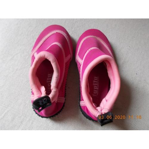 Paire de chaussures aquatiques pour fille.