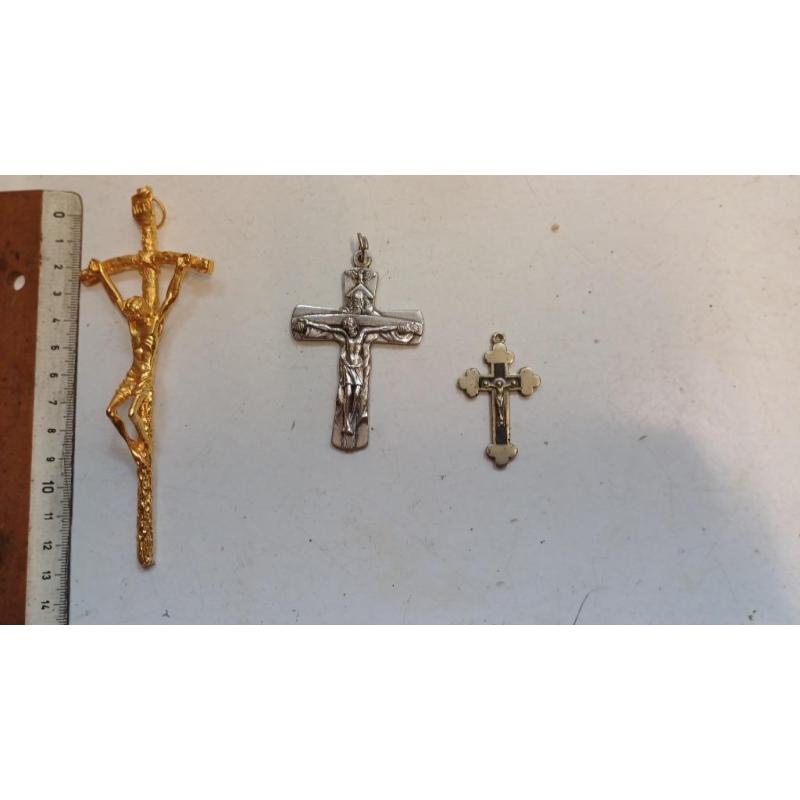 3 religieuze voorwerpen met TBE-inscriptie