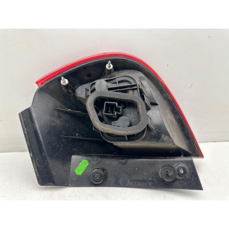 Achterlicht links van een Mitsubishi Colt