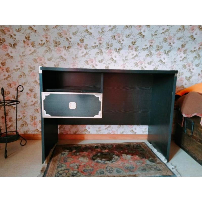 Zwart houten bureau