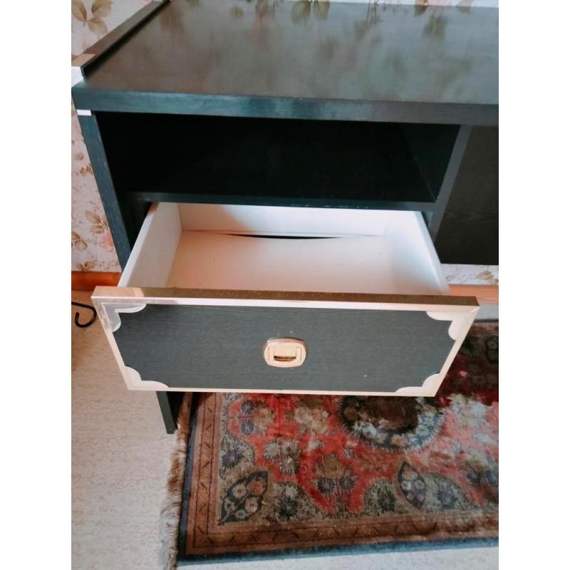 Zwart houten bureau