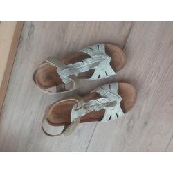Heel lichte lederen sandalen maat 40