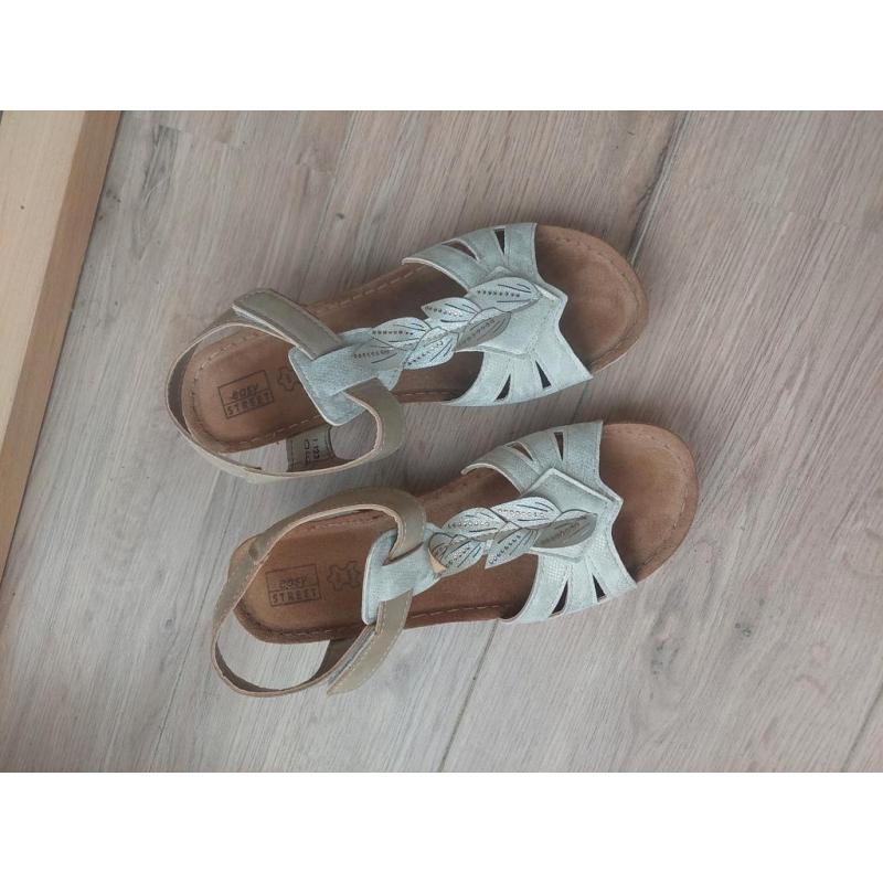 Heel lichte lederen sandalen maat 40