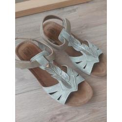 Heel lichte lederen sandalen maat 40