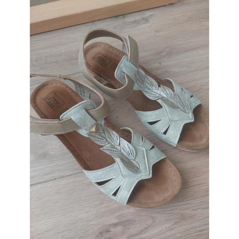 Heel lichte lederen sandalen maat 40