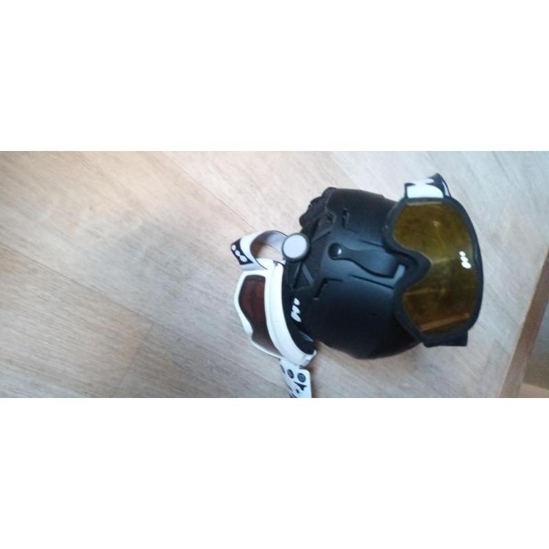 Snowboardhelm en bril