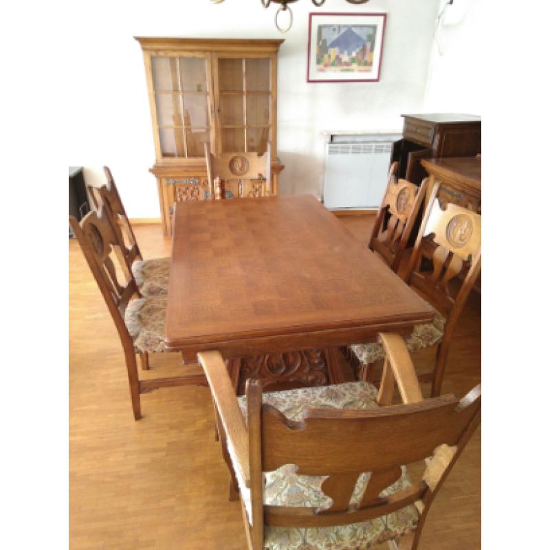 Massieve antieke eetkamer