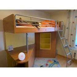 Mooie kinderkamer (hoogslaper met bureau) en kleerkast