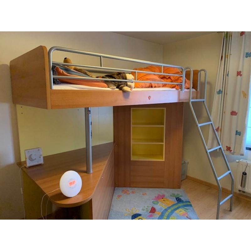 Mooie kinderkamer (hoogslaper met bureau) en kleerkast