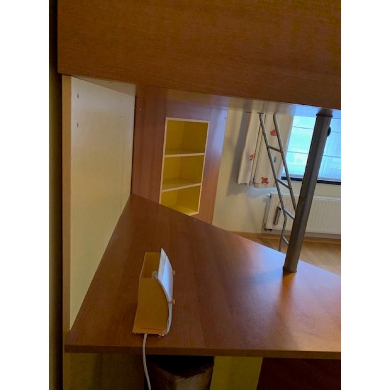 Mooie kinderkamer (hoogslaper met bureau) en kleerkast