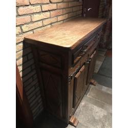 massief houten dressoir, landelijke stijl