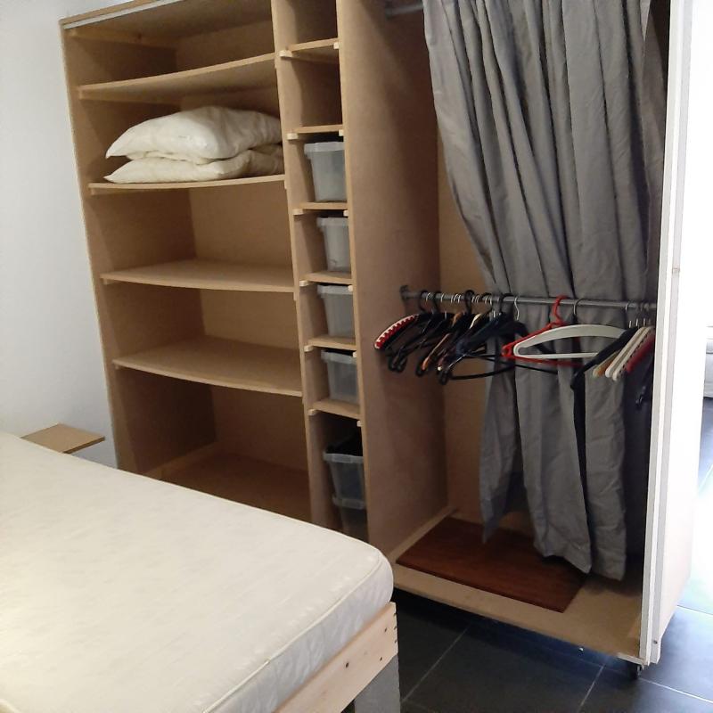 Ruime gelijkvloerse studio met privaat garage en eigen tuin