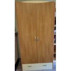 houten kleerkast met drie deuren