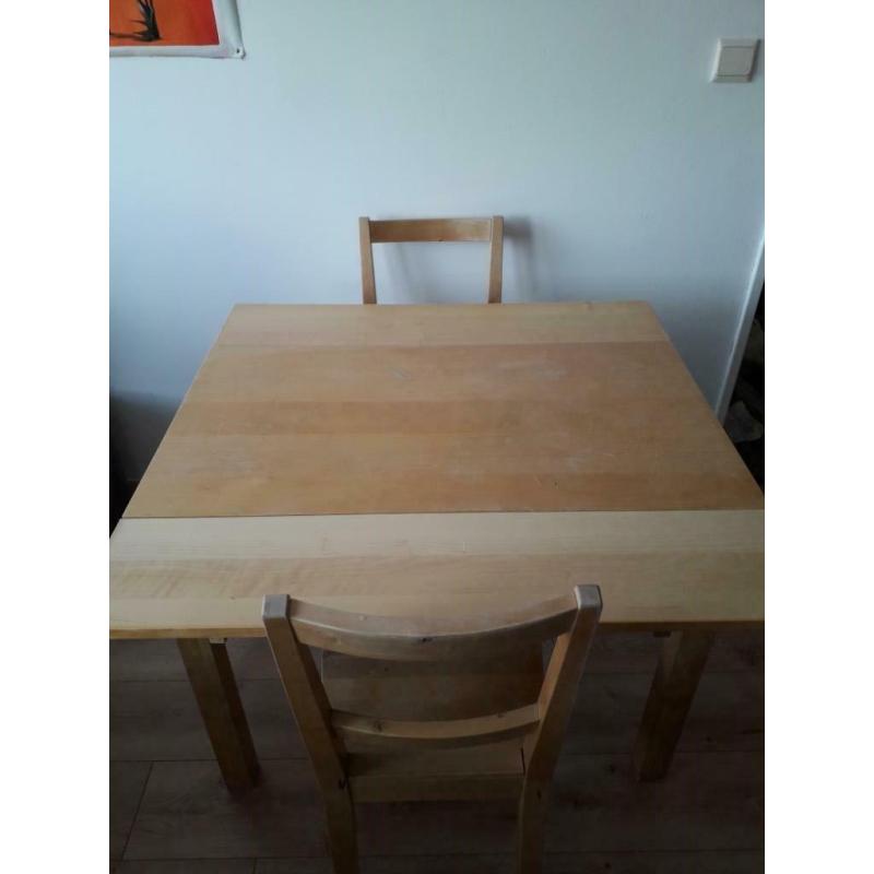 Klein praktisch houten vierkante tafeltje en twee stoelen