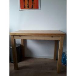 Klein praktisch houten vierkante tafeltje en twee stoelen