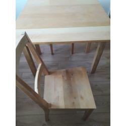 Klein praktisch houten vierkante tafeltje en twee stoelen