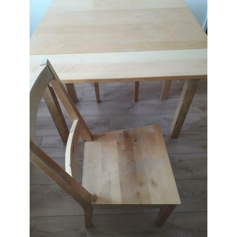 Klein praktisch houten vierkante tafeltje en twee stoelen