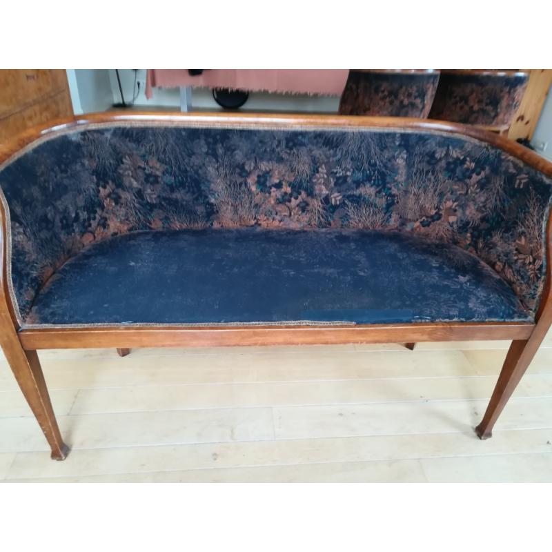 2 noten  fauteuils en bijbehorende 2pers. zetel