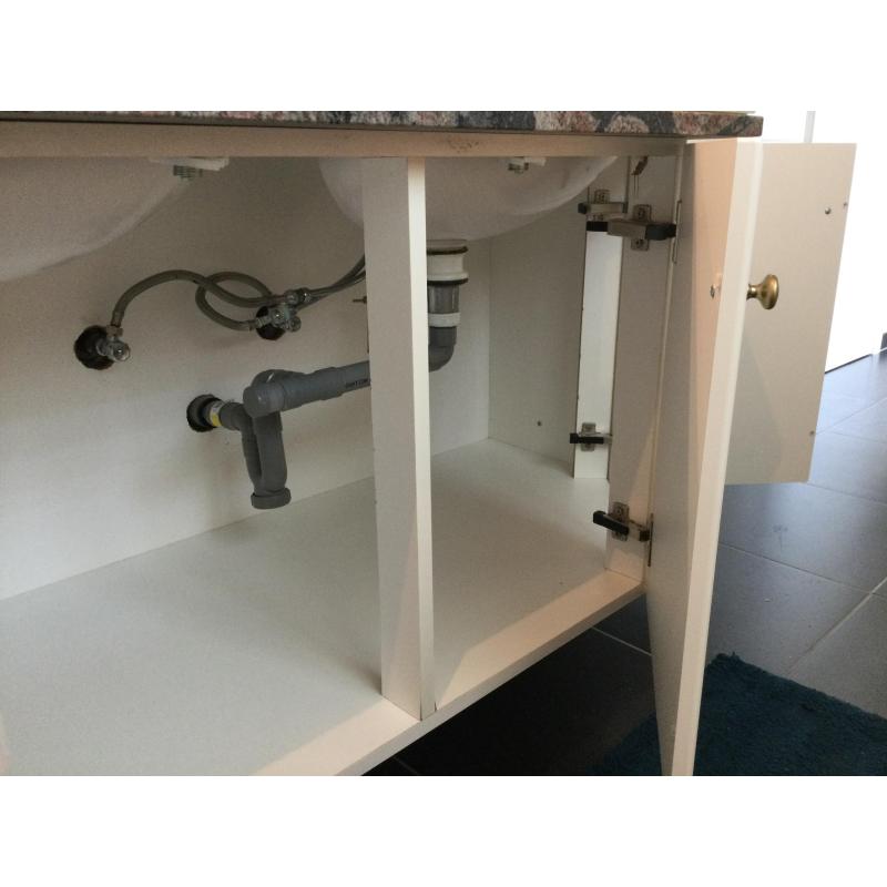 BADKAMER MEUBEL