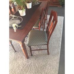 Tafel en 8 stoelen in replica kers